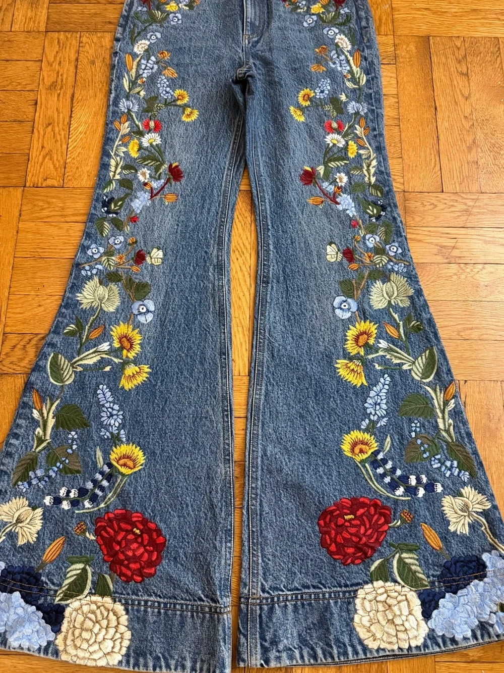 Alice + Olivia
BEAUTIFUL EMBROIDERED JEAN - Picture 8 of 16